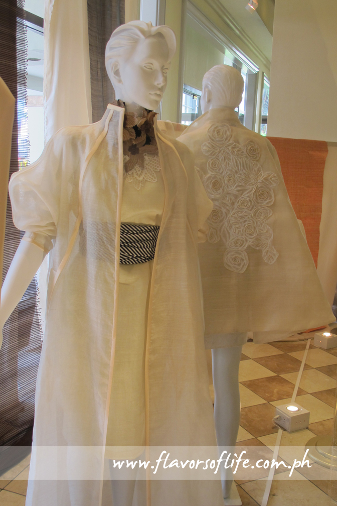 Elegant and eye-catching piña outfit