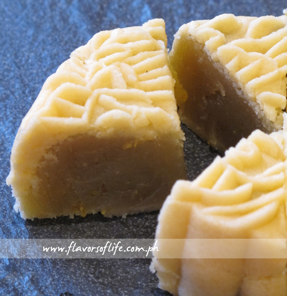 Cross-section of the Imported White Lotus Seed Paste with Osmanthus Flower Mooncake