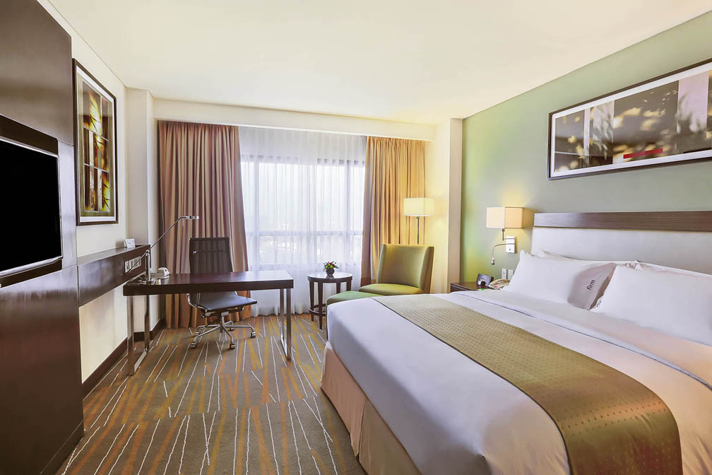 A Deluxe Room at Holiday Inn & Suites Makati