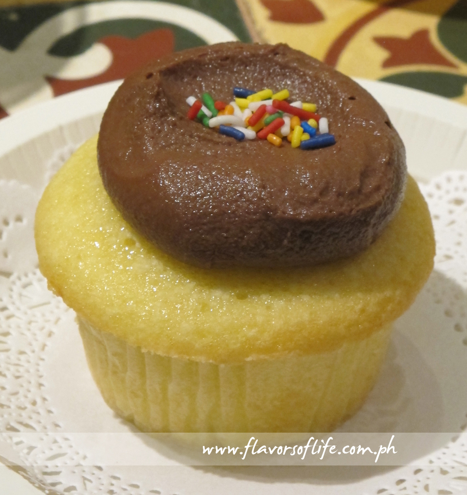 Vanilla Sunshine with Creamy Chocolate Frosting (Cupcakes by Sonja)