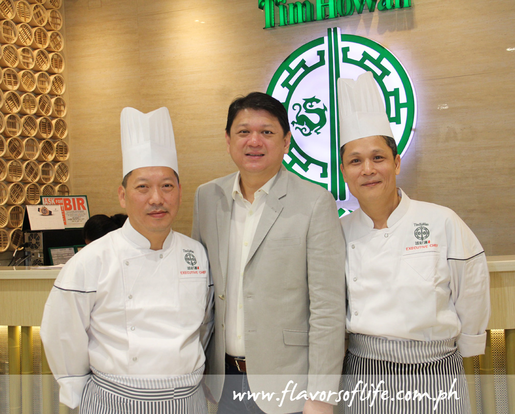 Restaurateur Rikki Dee flanked by Tim Ho Wan's executive chefs Leung Faikung and Mak Kwai Pui at Tim Ho Wan-SM Megamall 