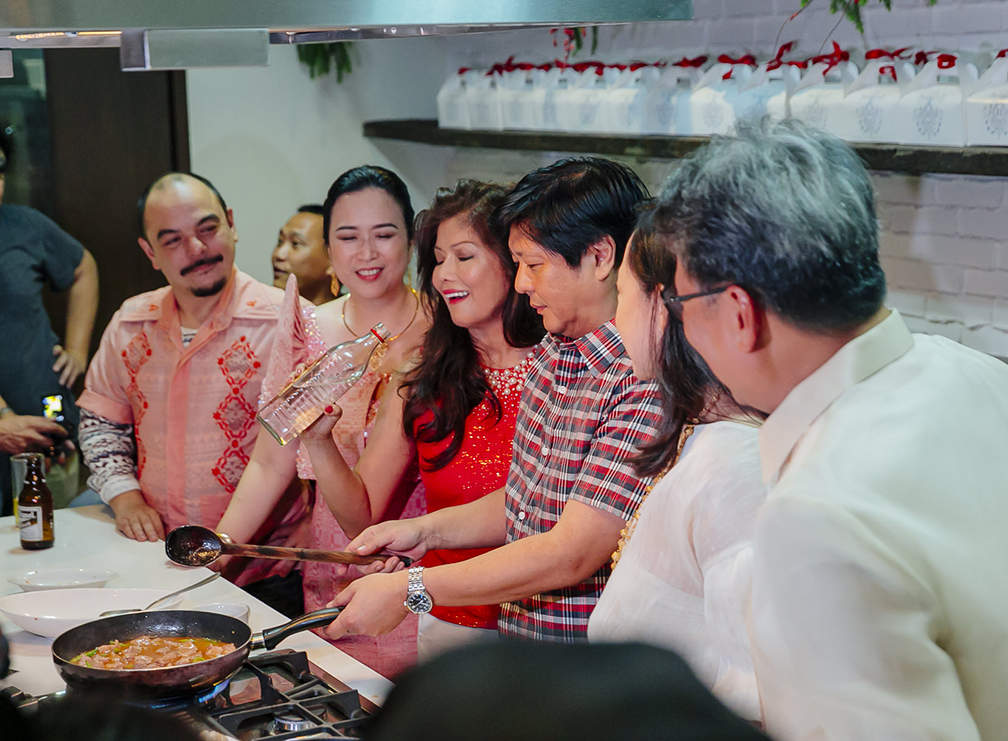 Carlos Celdran, Destileria Limtuaco president Olivia Limpe-Aw, Ilocos Norte Governor Imee Marcos, Senator Bongbong Marcos, Chef Heny Sison and Ilocos Sur Vice Governor DV Savellano in an impromptu cooking demo