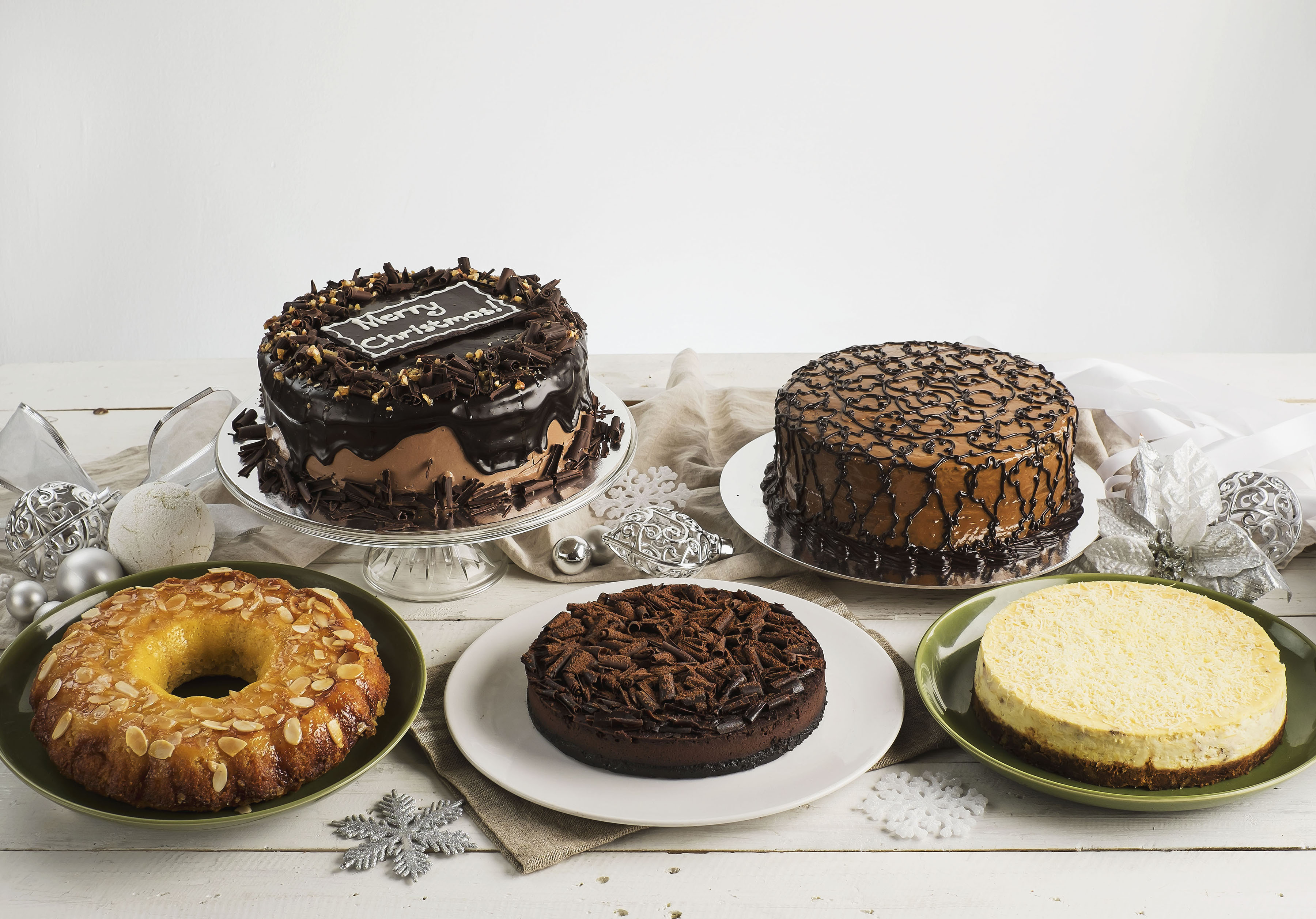 ... and more cakes to make the holidays even more sumptuously festive